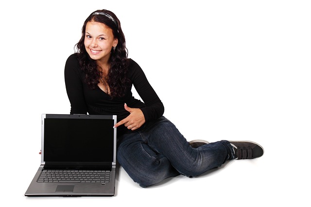 laptop a mladá žena