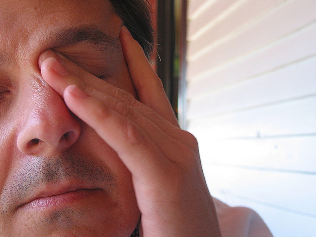 Muž s alergiou si pretiera oči.jpg