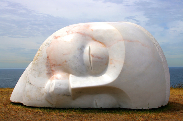Kamenná socha tváre spiaceho človeka