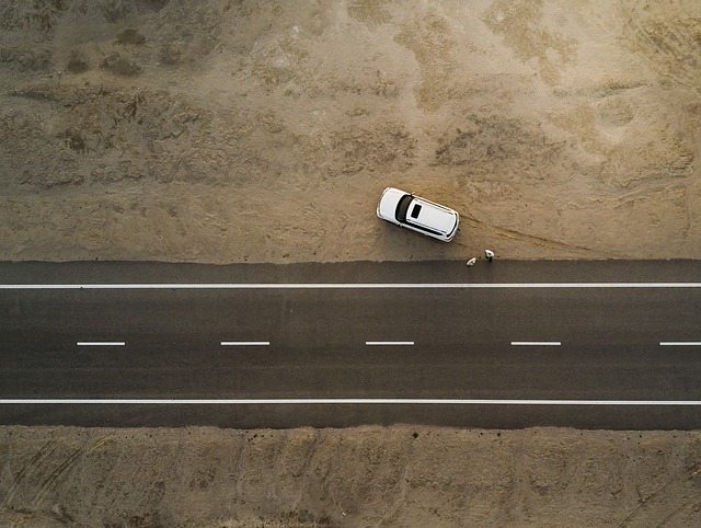 Biele auto stojí mimo cesty na hline.jpg